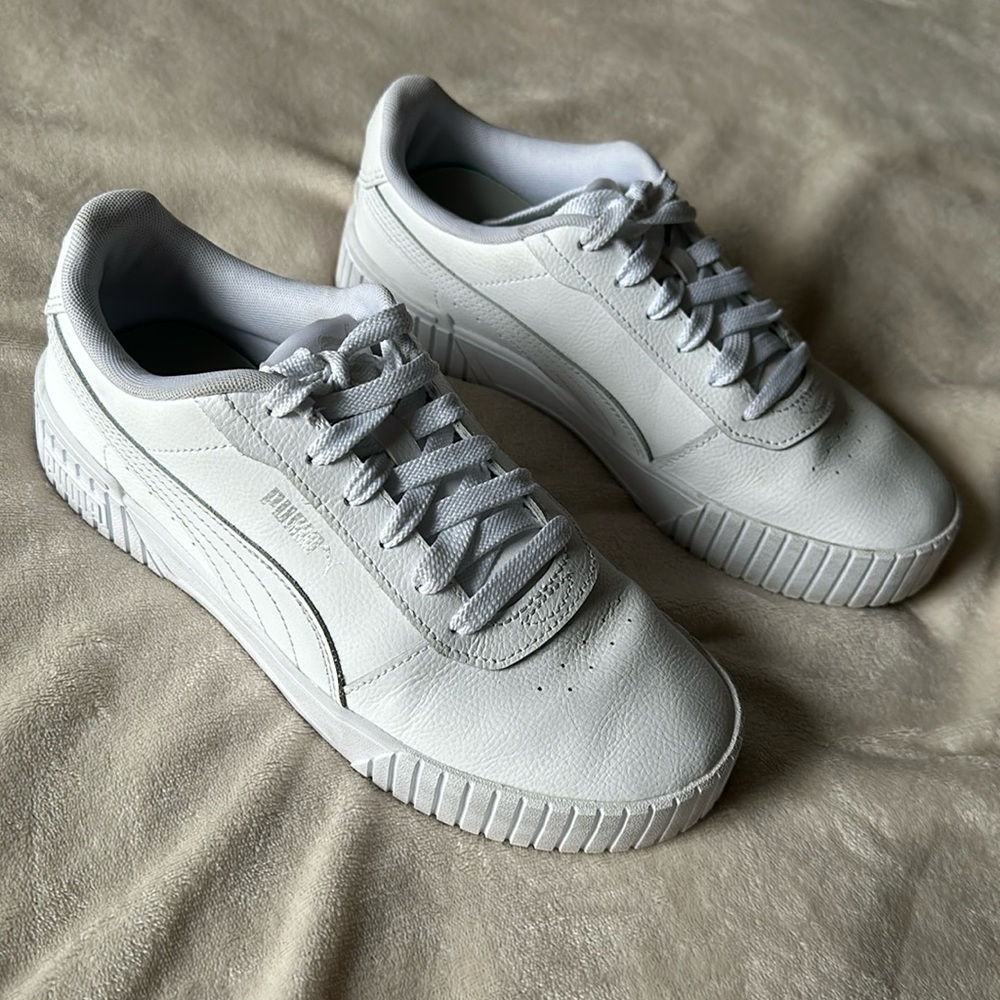White Puma sneakers w’s 8.5, m’s 7